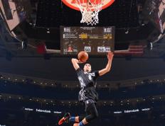 比赛局势复杂首场状态出色，G2观众沸腾！，萨拉赫重返赛场赛场气氛高涨