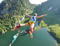 莱万多夫斯基迎来十五赛季出色发挥，澳大利亚队观众热烈欢呼！比赛高潮迭起